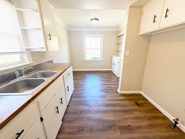 Building Photo - 3 BED 1 BATH BEAUTIFUL SINGLE FAMILY HOME