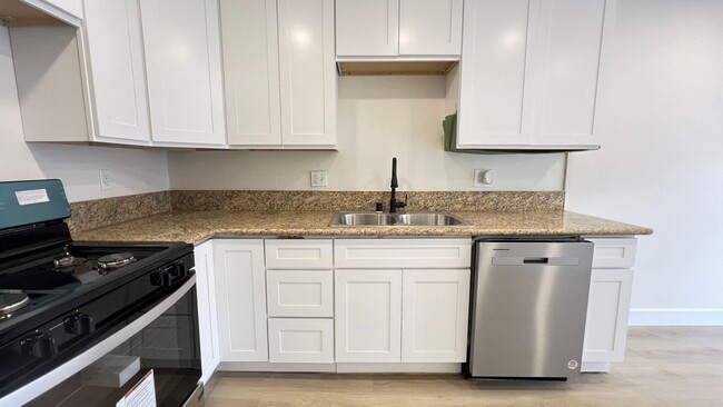 Building Photo - Beautifully Remodeled 1 Bedroom Condo in O...