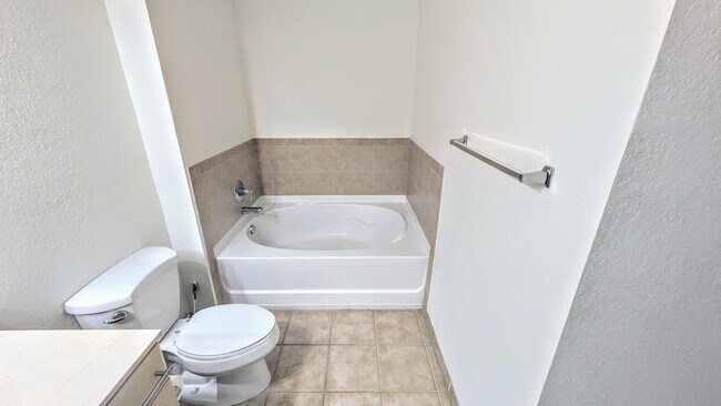 Building Photo - Annual Unfurnished 2/2 Condo in Downtown S...
