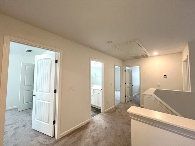 Building Photo - Huge home in Spring Hill!