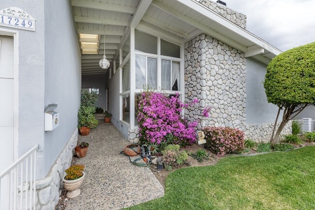 Building Photo - Spacious 3BR / 2BA Single-Story Pool Home in Granada Hills