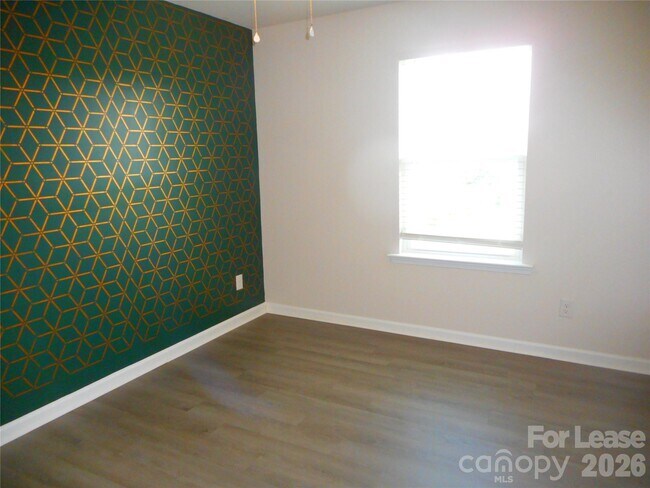 Building Photo - 3058 Eastcott Ave