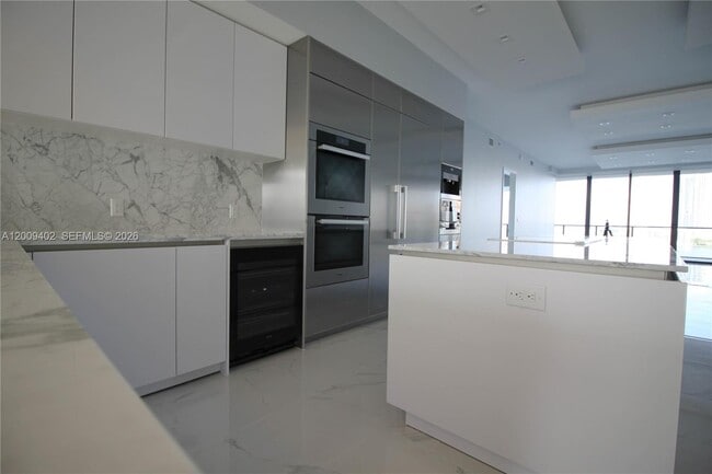 Building Photo - 5000 Island Estates Dr