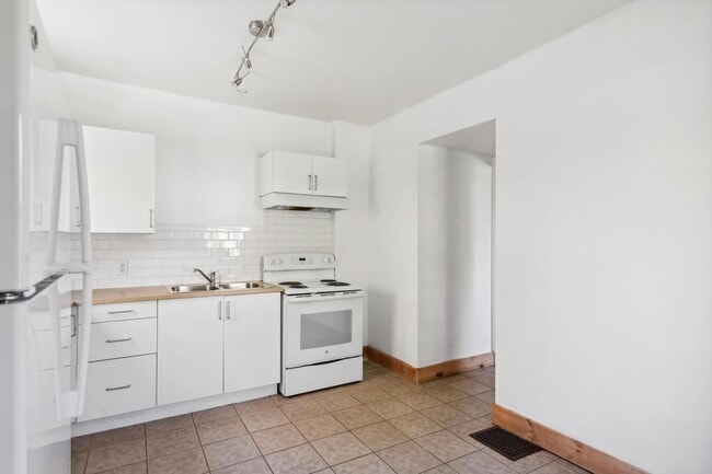 Building Photo - 112-114 Rockwood Ave - 114