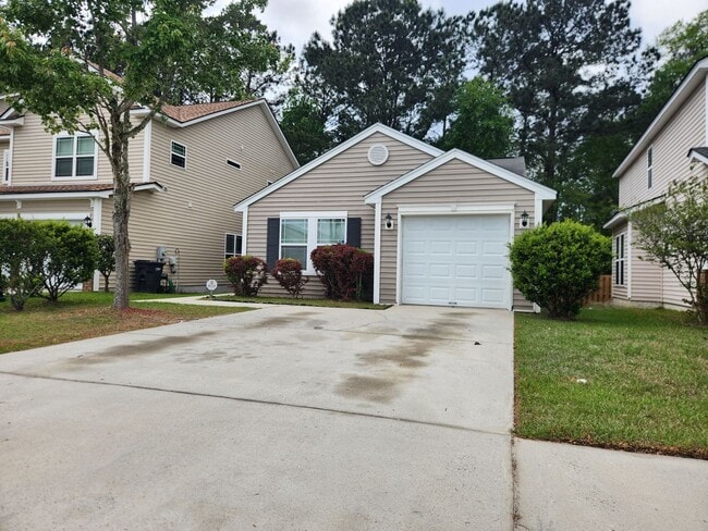 Building Photo - Charming 3 Bedroom 2 Bathroom home in Berwick!