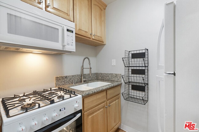 Building Photo - 925 N Curson Ave