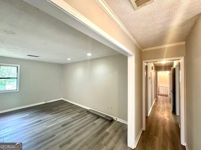 Building Photo - 100 Lakeview Ln