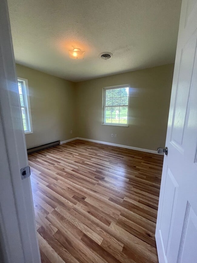 Building Photo - Great Location to Local Amenities