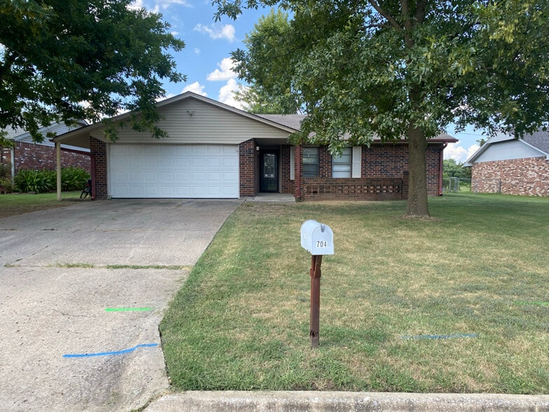 Primary Photo - 704 Fairfax Dr