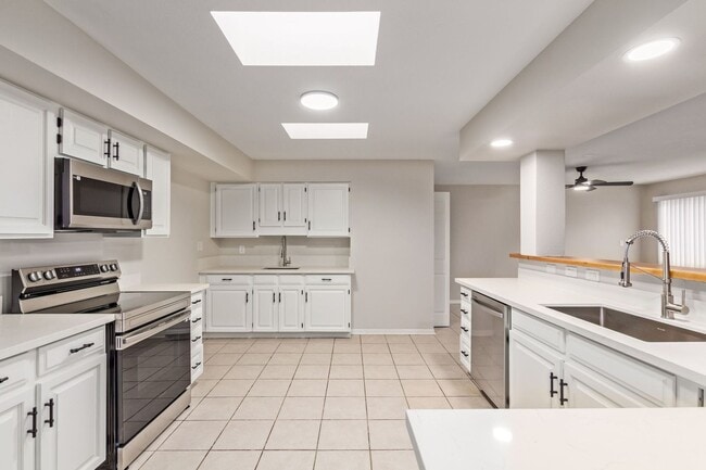 Building Photo - Beautifully updated Ranch Style Home