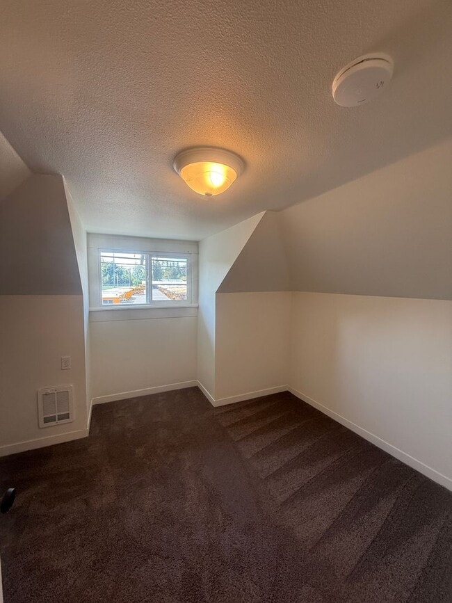 Building Photo - 3 Bed 1 Bath Newly Remodeled Pet Free Home...