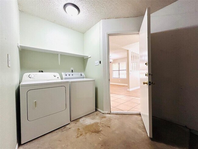 Building Photo - 12300 Deer Falls Dr