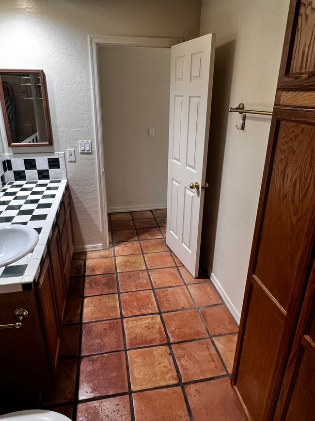 Building Photo - Tempe 2 Bed, 1 Bath Duplex Back Unit with ...