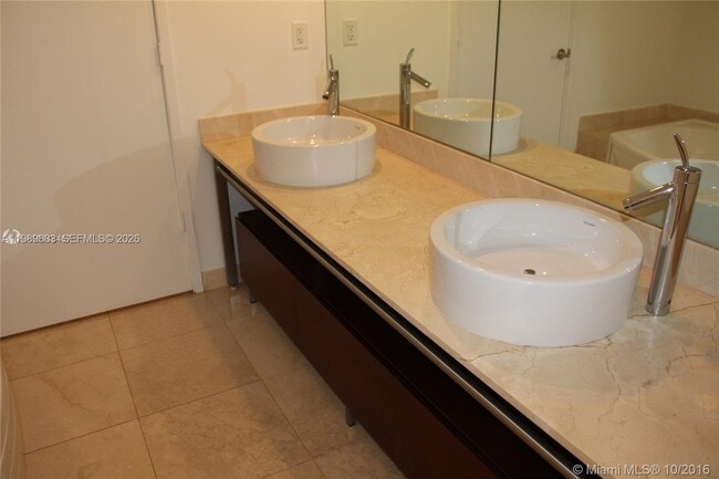 Building Photo - 16275 Collins Ave