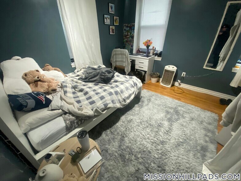 Building Photo - 715 Parker St