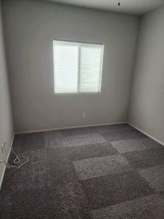 Building Photo - 3 bedroom/ 2 bath condo in gated community