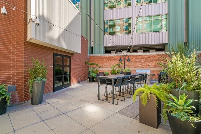 Building Photo - Modern East Village Loft at M2i, Small Pet OK! Available Now!