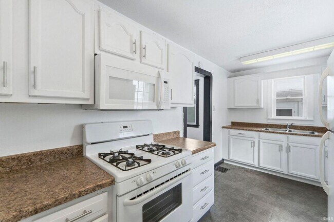 Building Photo - 3 bedroom available for immediate move i!