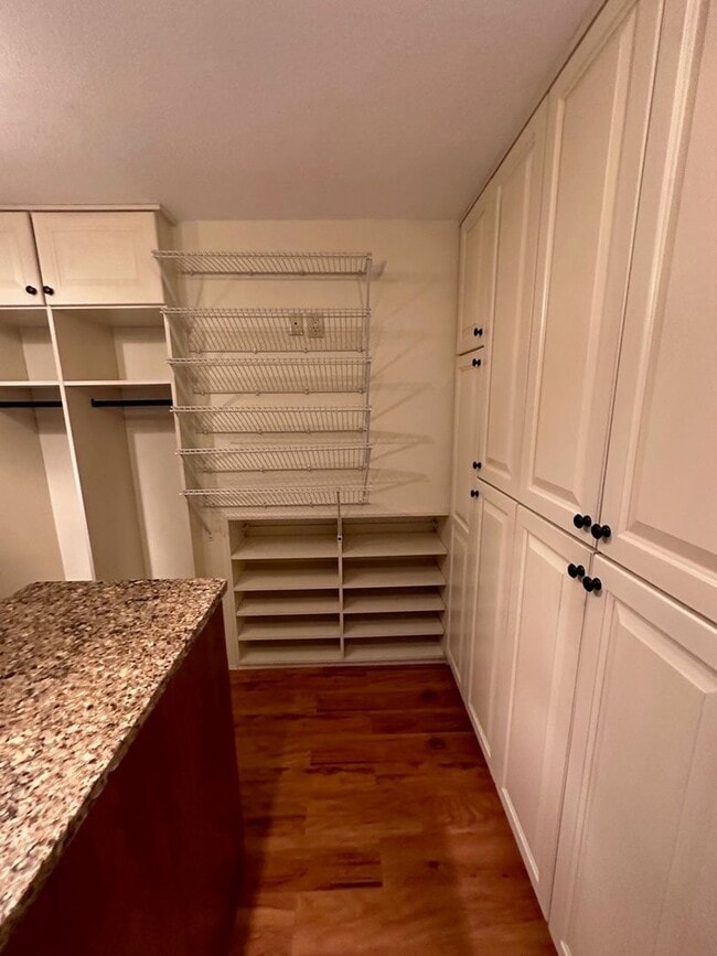 Building Photo - Beautiful 3 Bedroom, 3 Bathroom, Available...