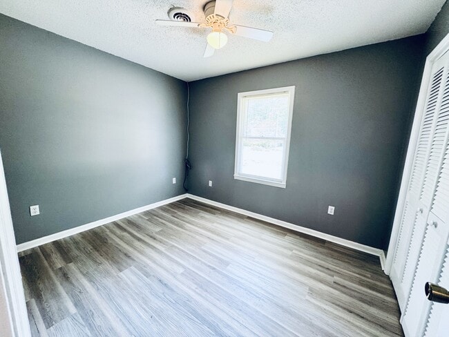 Building Photo - 3582 Greenwood Dr