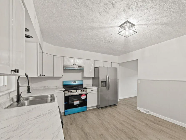 Building Photo - Section 8 APPROVED 3-bedroom