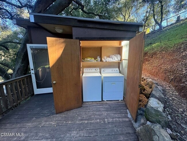 Building Photo - 1281 Old Topanga Canyon Rd