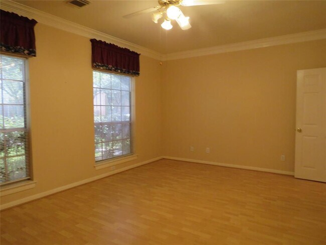 Building Photo - 2302 Plantation Bend Dr