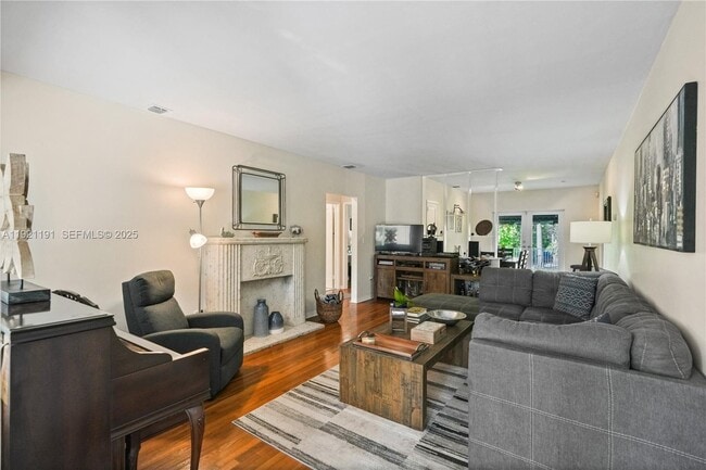 Building Photo - 924 El Rado St