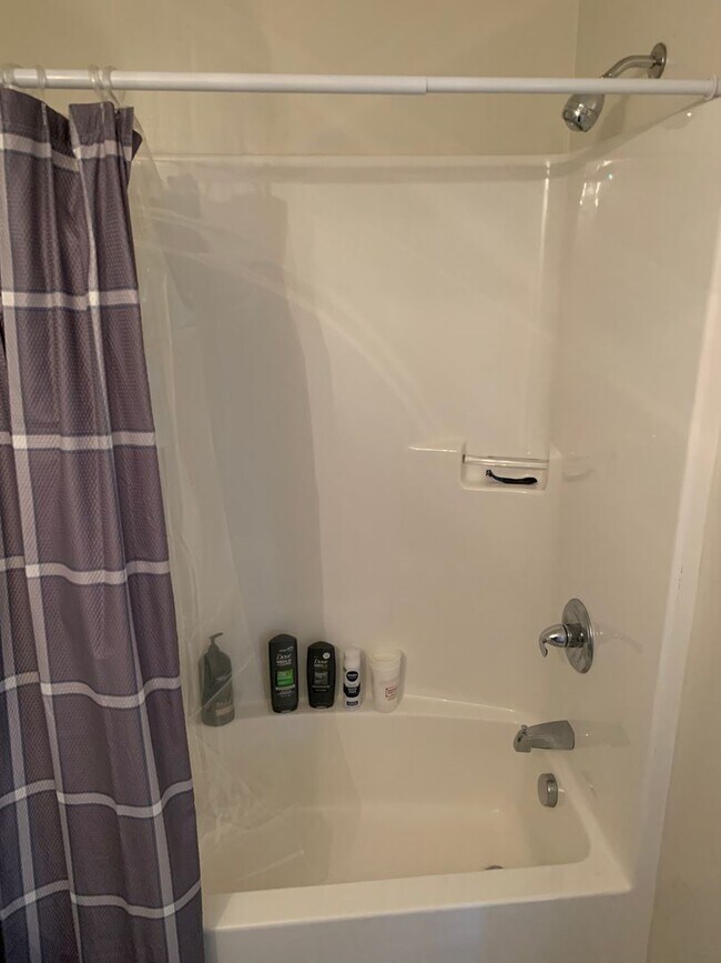 Building Photo - ***AVAILABLE AUGUST 2027*** Bedroom, 2 Bat...