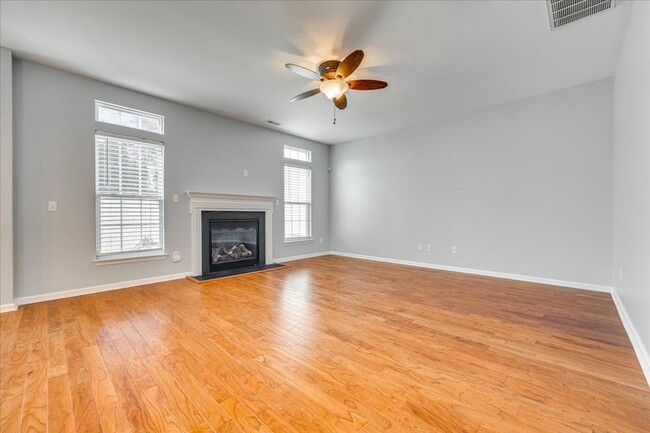 Building Photo - Fabulous 3 bedroom 2.5 bath townhome in Au...