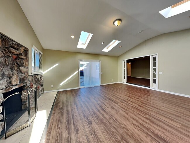 Building Photo - 10757 Valley View Ave