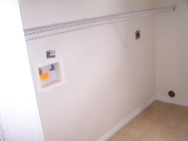 Building Photo - 11 Fuller Cir