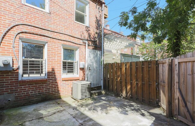 Building Photo - 711 Scott St