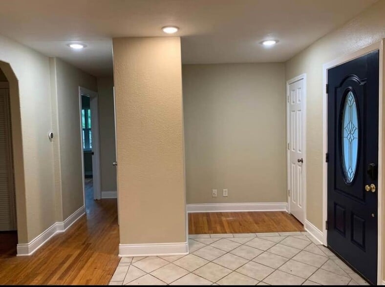 Building Photo - 204 Lindsey Ave