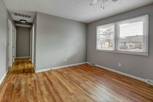 Building Photo - 731 W Greenwood St