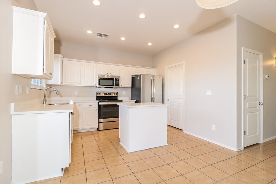 Building Photo - 28779 N Spur Dr