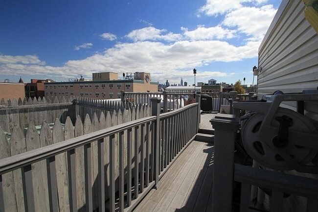 Building Photo - 505 Monroe St