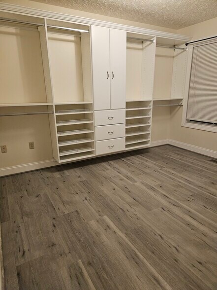 Building Photo - 425 Silver Leaf Dr