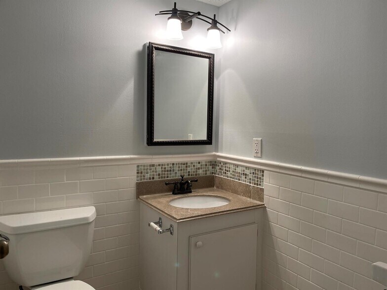 Building Photo - 1850 Fairview Villas Dr