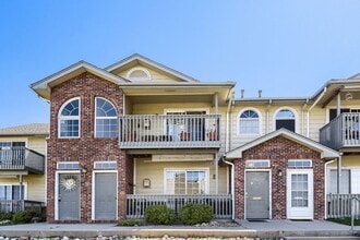 Building Photo - Charming 2 bedroom/ 2-bathroom ground floor- Great location - 1 car garage! Move in now get July ...