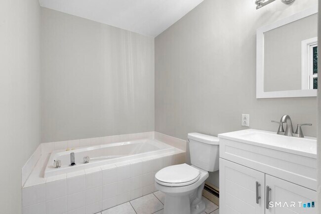 Building Photo - 815 S Pine Creek Rd