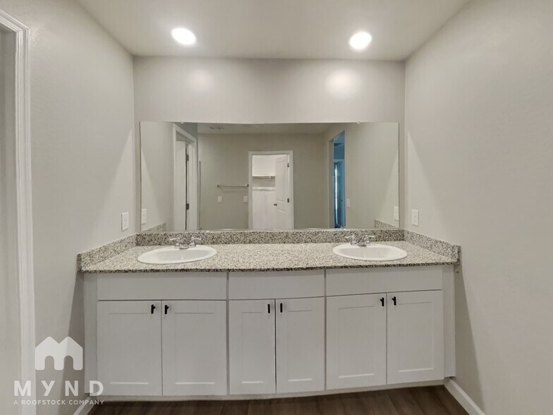 Building Photo - 2060 E Velvet Pl