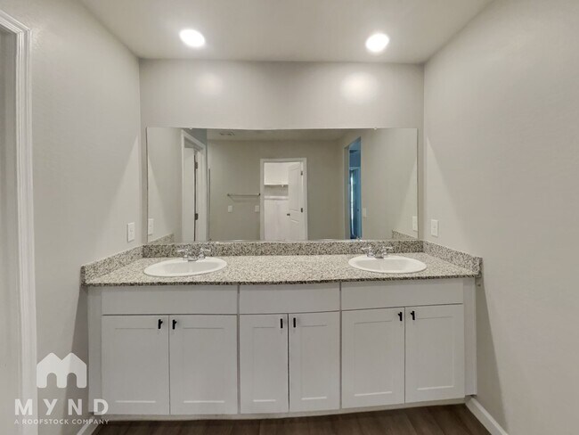 Building Photo - 2060 E Velvet Pl