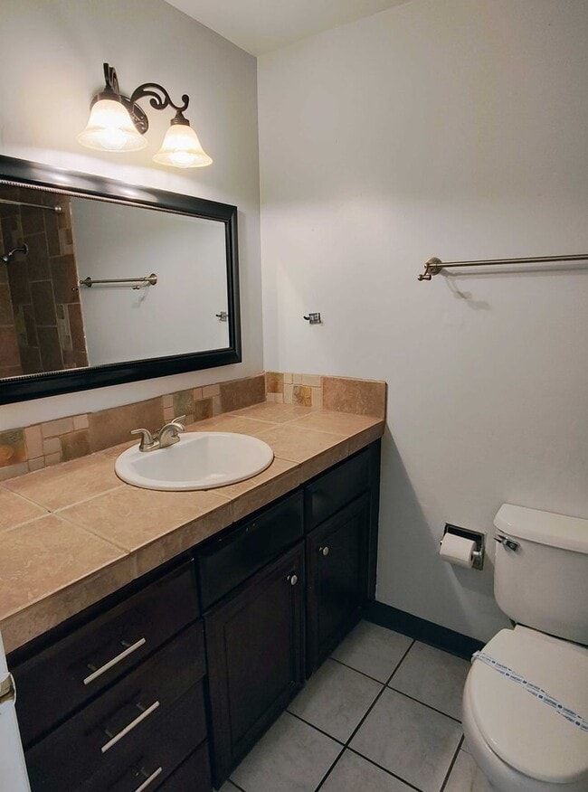 Building Photo - Great 5 Bed 3 Bath Rambler Home in Sandy