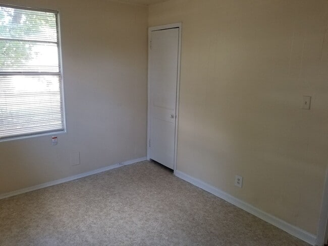 Building Photo - 2 Bedroom and 1 bath Central air and heat
