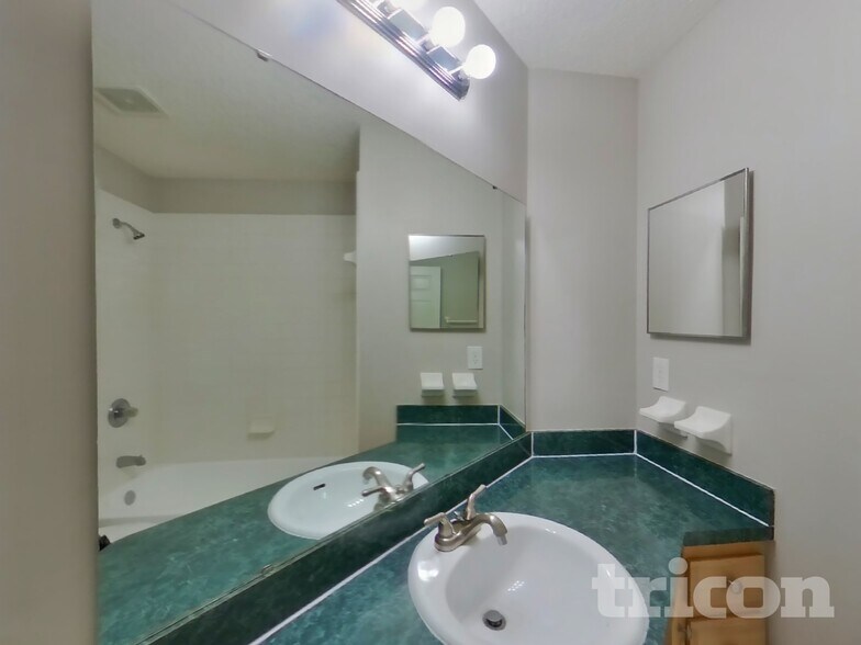 Building Photo - 325 Island View Cir