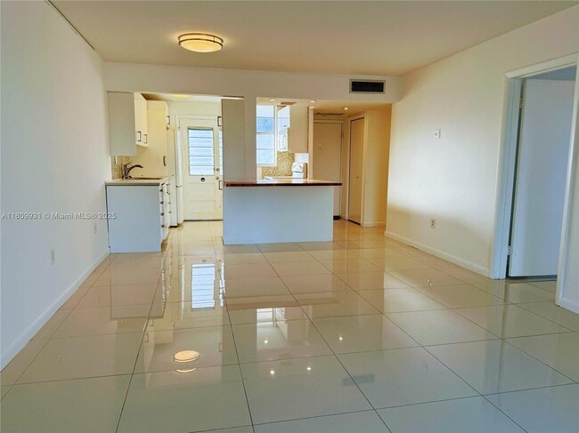 Building Photo - 2859 Leonard Dr