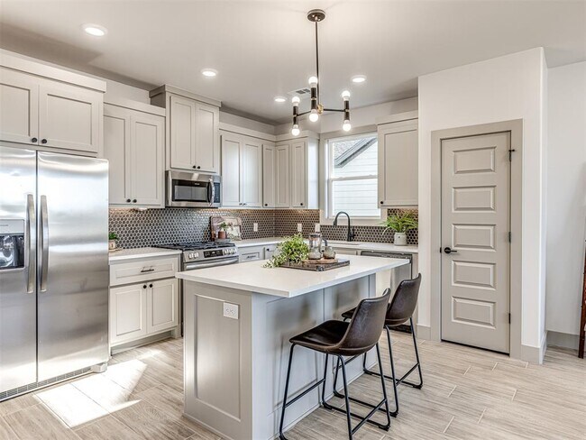 Building Photo - 2633 Crescent Ave