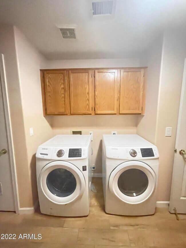 Building Photo - 658 N Poplar Ct