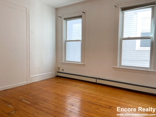 Building Photo - 13 Sachem St